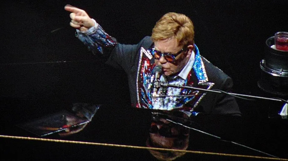 Elton John robi wykwintną wystawkę