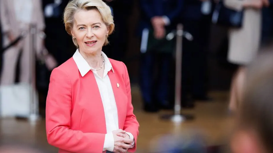 W dniach 29 i 30 czerwca 2023 r. Ursula von der Leyen, przewodnicząca Komisji Europejskiej, i Josep Borrell Fontelles, wysoki przedstawiciel Unii do spraw zagranicznych i polityki bezpieczeństwa oraz wiceprzewodniczący Komisji Europejskiej odpowiedzialny za silniejszą Europę w World, uczestniczył w szczycie Rady Europejskiej w Brukseli w Belgii wraz z Charlesem Michelem, przewodniczącym Rady Europejskiej i Ulfem Kristerssonem, szwedzkim premierem, podczas szwedzkiej prezydencji w Radzie UE. Podczas Szczytu poruszono następujące tematy: trwałe wsparcie militarne i finansowe dla Ukrainy; wysiłki reformatorskie Ukrainy i Mołdawii w ich procesach akcesyjnych do UE; globalne bezpieczeństwo żywnościowe; długoterminowa siła i odporność gospodarcza w UE; stosunki UE–Chiny; oraz trwające prace m.in. nad paktem o migracji i azylu. Po spotkaniu Ursula von der Leyen, Charles Michel i Ulf Kristersson odbyli konferencję prasową na temat wyniku szczytu i oczekiwań wobec hiszpańskiej prezydencji w Radzie UE począwszy od lipca 2023 r. / Źródło: EC - Audiovisual Service