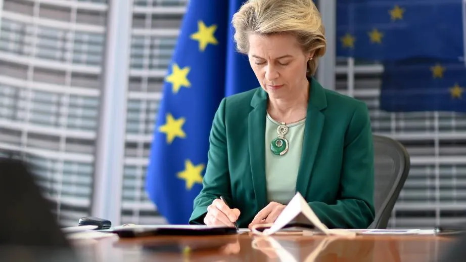 25 marca 2021 r. przewodnicząca Komisji Europejskiej Ursula von der Leyen i szefowie państw lub rządów UE spotkali się w formie wideokonferencji. Przywódcy UE podsumowali sytuację epidemiologiczną związaną z Covid-19. Wspólnie z Joe Bidenem, prezydentem Stanów Zjednoczonych, rozmawiali także o stosunkach transatlantyckich. Poruszono także sytuację we wschodniej części Morza Śródziemnego, stosunki z Turcją, stosunki z Rosją, jednolity rynek, agendę cyfrową i międzynarodową rolę euro. Po posiedzeniu Ursula von der Leyen i Charles Michel, przewodniczący Rady Europejskiej, zorganizowali wspólną konferencję prasową / Źródło: EC - Audiovisual Service