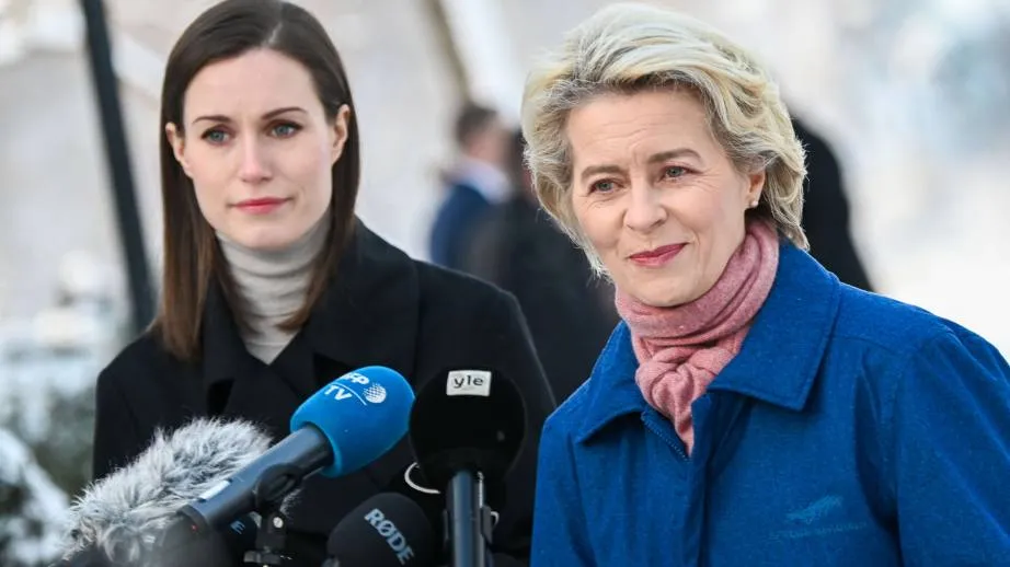 3 lutego 2022 r. przewodnicząca Komisji Europejskiej Ursula von der Leyen udała się do Helsinek w Finlandii. Przy tej okazji Ursula von der Leyen spotkała się z Sauli Niinistö, prezydentem Finlandii i Sanną Marin, premier Finlandii, aby porozmawiać na temat sytuacji bezpieczeństwa w Europie. Po spotkaniu Ursula von der Leyen i Sanna Marin zorganizowały wspólną konferencję prasową / Źródło: EC - Audiovisual Service