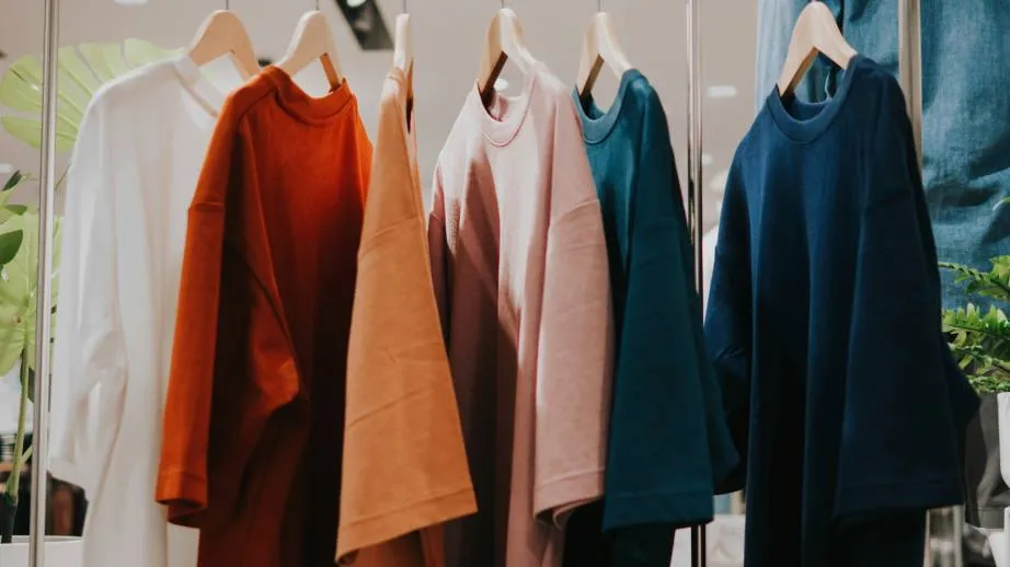 Fast fashion a środowisko / fot. Cristine Enero / Źródło Unsplash