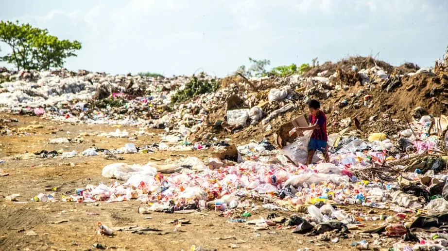 Dbajmy o środowisko naturalne i przyrodę - dziecko bawiące się na nielegalnym składowisku, Nicaragua / Źródło Hermes Rivera, Unsplash