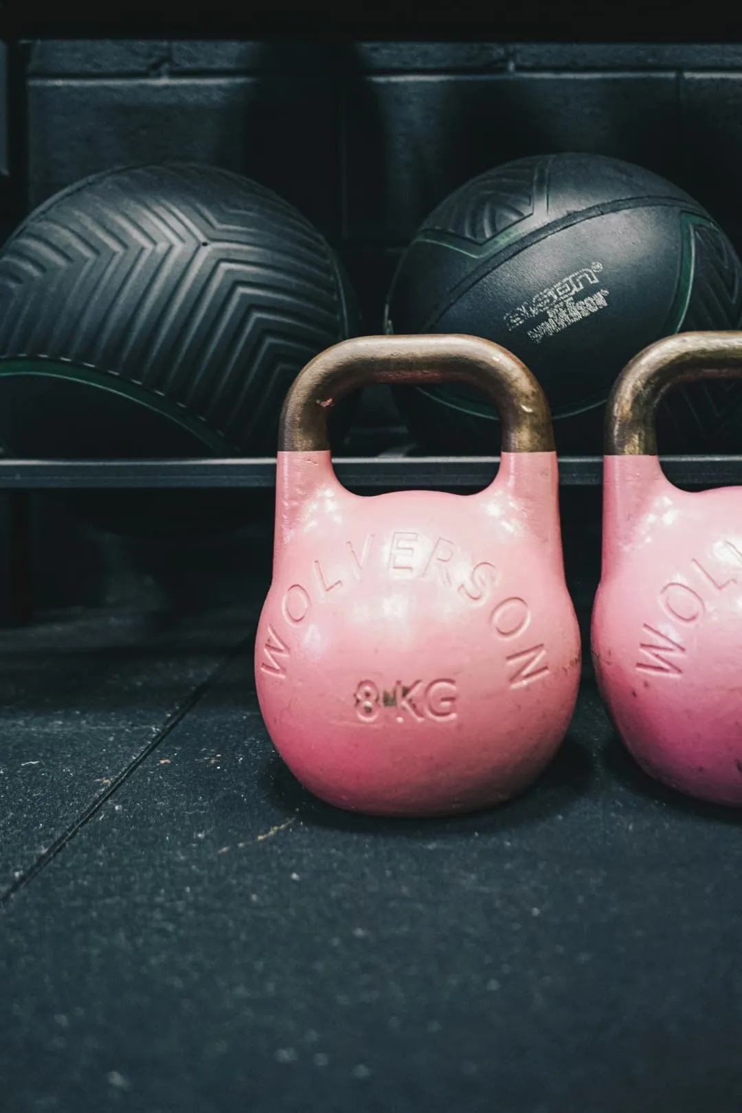 Kettlebells to odważniki przypominające kulę armatnią z uchwytem. Trening z nimi wzmacnia mięśnie, poprawia gibkość, koordynację i wydolność sercowo-naczyniową. / Źródło: zdjęcie Ambitious Studio, Unsplash