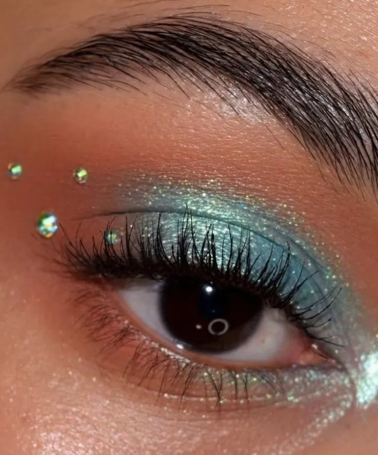 Mermaidcore makeup / Źródło: pinterest.com/nurbluegirl